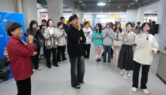 食堂阿姨孙佩芳和大学生一起合唱 学校供图.jpg 食堂阿姨孙佩芳和大学生一起合唱 学校供图.jpg